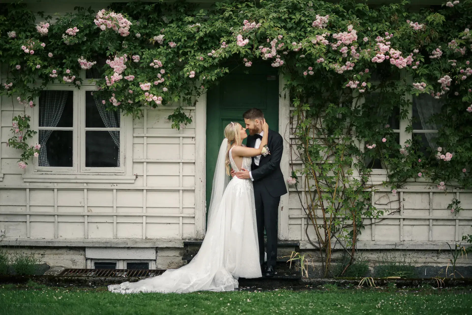 Brudepar som viser kjærlighet i Sotra nær Alvøen, fotografert av bryllupsfotograf i Bergen.