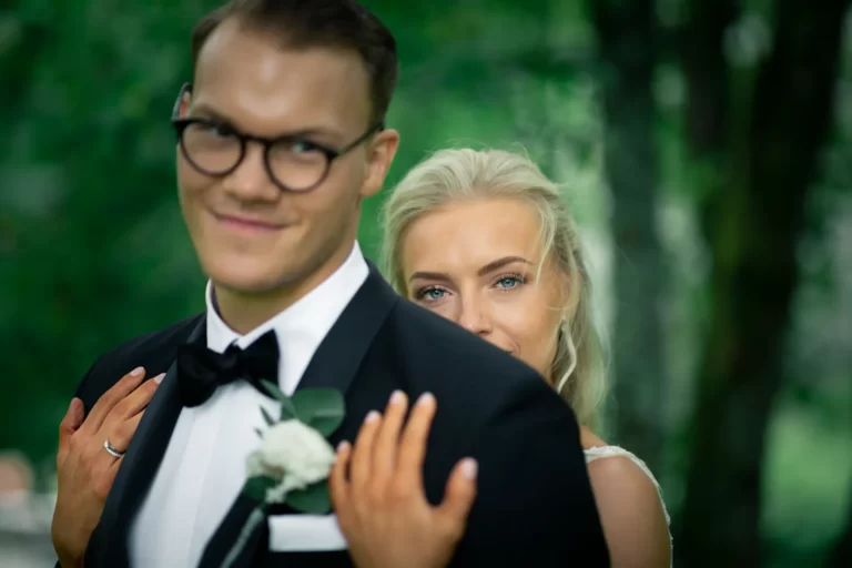vakkert brudepar brudepar klemmer og smiler