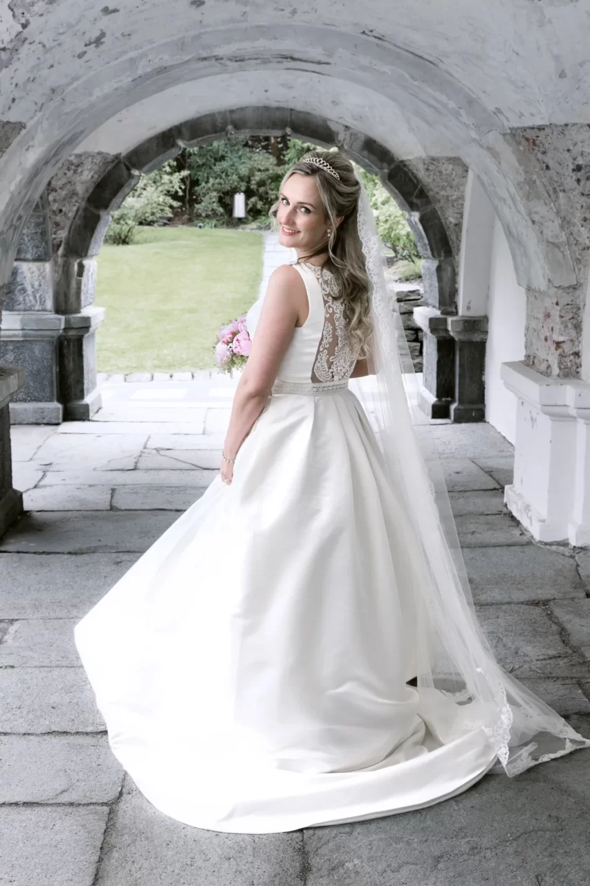 brud portrett spinne bryllupskjole