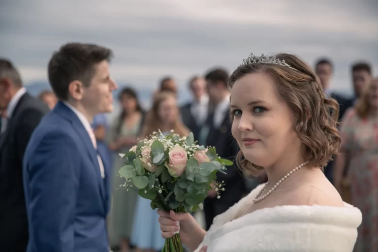 bruden smiler med blomstene