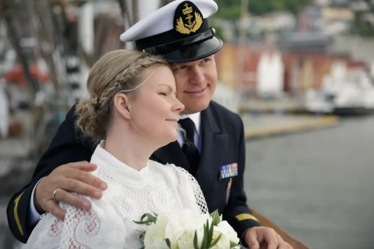 Bryllup i uniform bryllupsbilder på bryggen