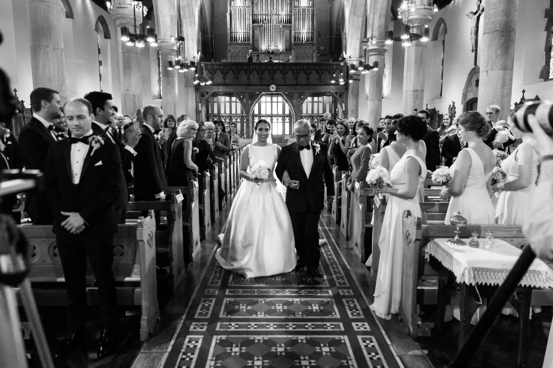 entré-far-og-datter-brud-bryllup-kirke