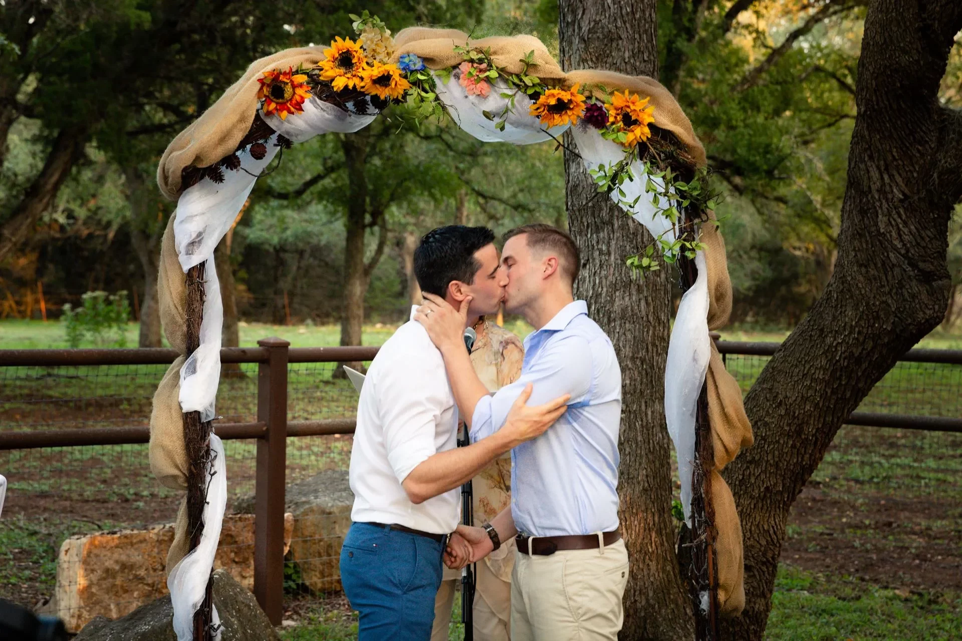 første kyss blomst pergola bryllup
