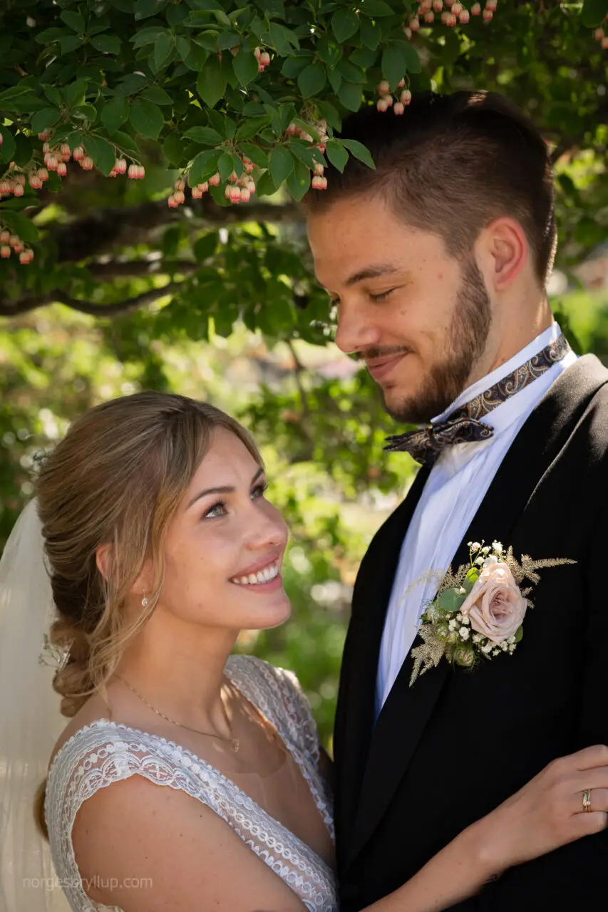 Brudepar under en bryllupsfotografering i Muséhagen, Bergen sentrum, tatt av bryllupsfotograf Domantas Stukas.